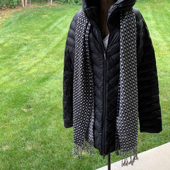 Banana republic scarf variegated pattern in black blue white with fringe - Picture 6 of 10